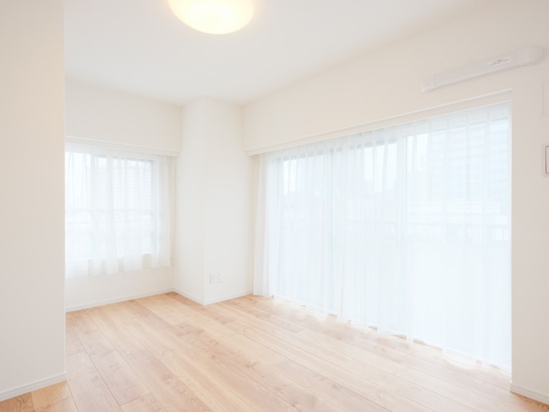 二面採光で開放的な洋室3です。明るく、過ぎゆく時間をのんびりと感じることができる空間です。