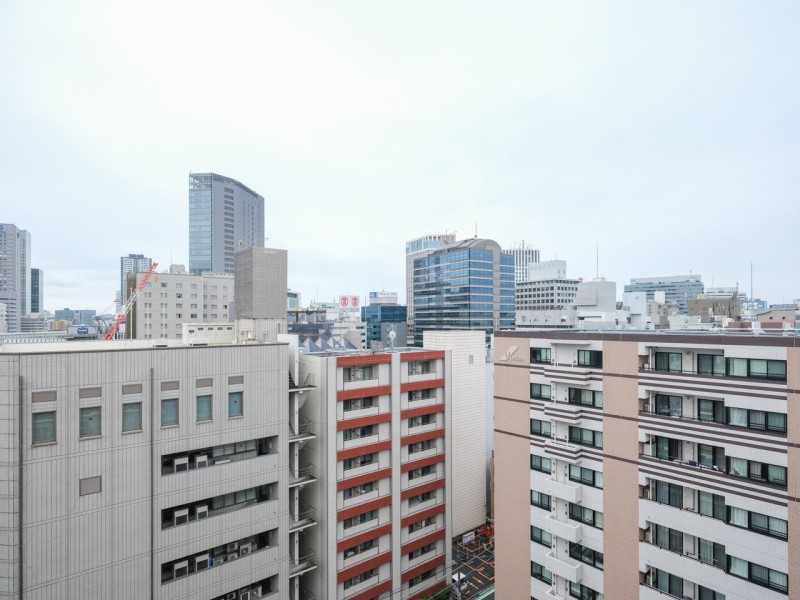 バルコニーからの眺望です。伸びやかに広がる空を望む、開放感溢れる空間です。