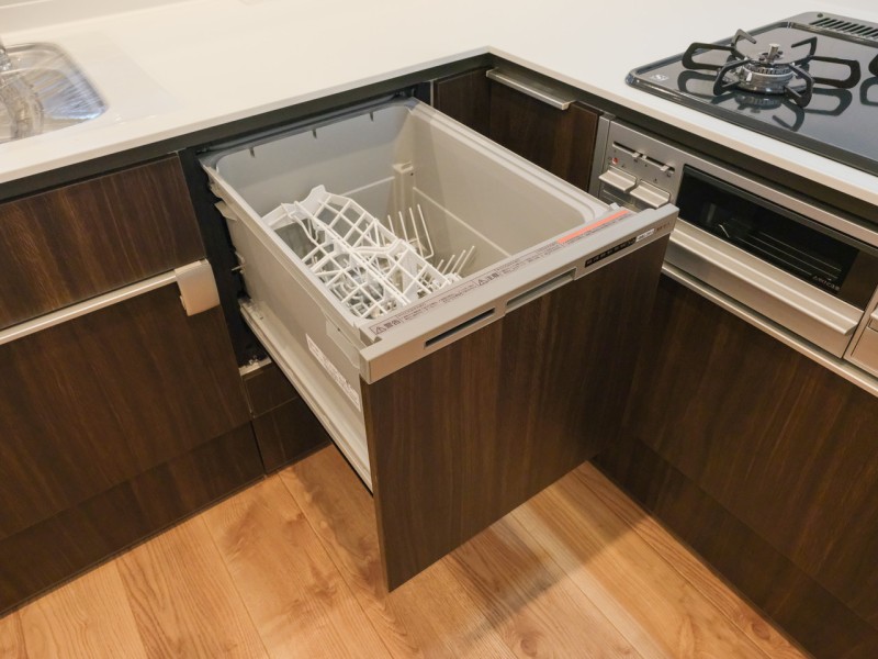 ◆食器洗浄乾燥機◆家事の時間を短縮できる優れもの。さらに節水・節約を同時に行うことができるので、大変人気があり重宝します。