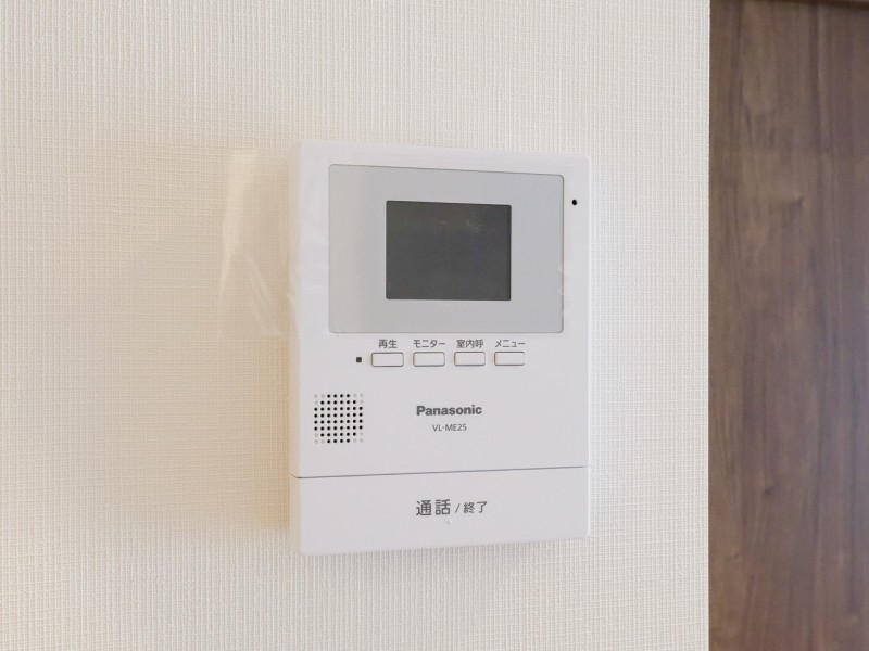 ◆TVモニター付インターホン◆訪ねてきた相手をモニター越しに確認でき、防犯対策に役立ちます。インターホン越しに話をすることが可能です。