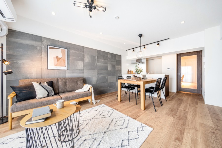 心安らぐひとときを紡ぐ、木のぬくもりを感じるフローリング材を採用。お部屋は自然の優しい温もりを添えた居心地の良い内装に仕上がりました。