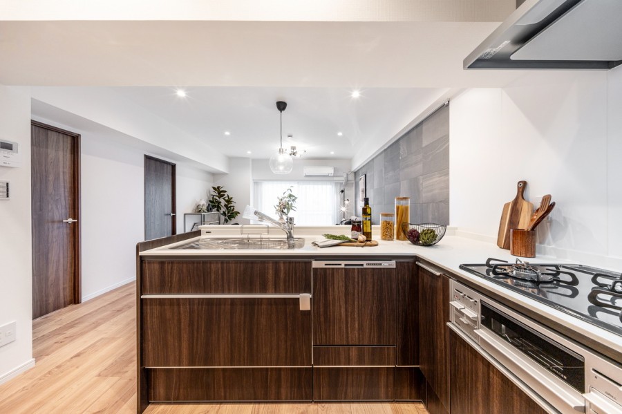 お部屋の雰囲気に溶け込む、インテリアの一部のようなオープンキッチンです。収納豊富で作業スペースもゆとりがあるL字型を採用しました。