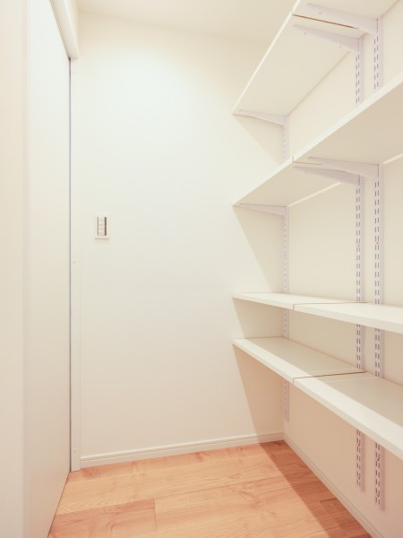 キッチン背面には、収納豊富なパントリーを備え付けました。ごちゃごちゃしがちなキッチン周りも、スッキリとお使いいただけます。