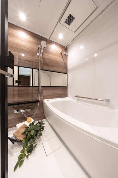 光沢のある木目調パネルが高級感を漂わせるバスルームです。暖房・涼風・換気・乾燥機能付きで1年中快適です。