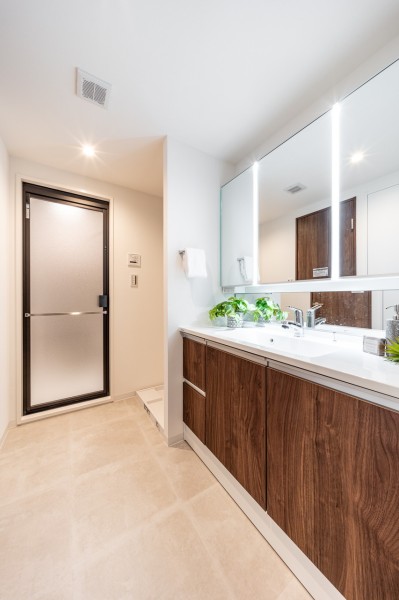 身支度の時間をも快適に彩る、美しく空間に溶け込む洗面化粧台です。三面鏡裏や足元の収納など使いやすさも兼ね備えています。