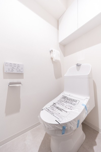 上品さが宿るホワイト基調のレストルームです。優れた節水効果や汚れが付きにくい便座など、ほしかった機能が揃ったウォシュレット一体型トイレです。
