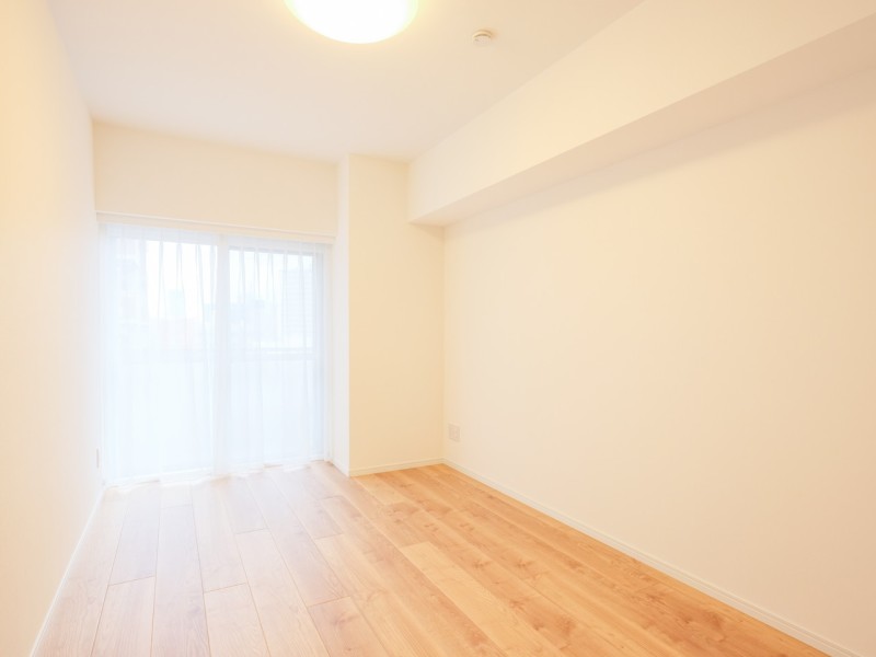 洋室1はリビングから一番遠く、プライベート性が高いお部屋です。約6.7帖あります。