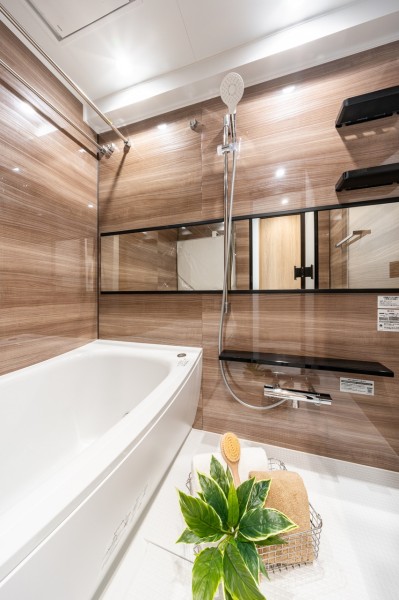 高級感漂うゆったりとしたバスルーム。なだらかなカーブが特長の浴槽で、心安らぐリラクゼーション空間をお楽しみいただけます。