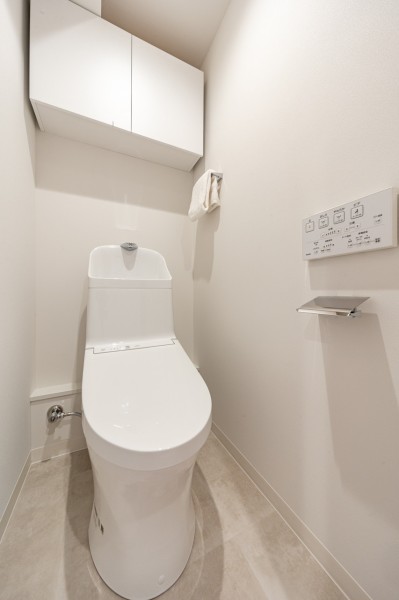 レストルームは上品さが宿る仕上がりです。上部吊戸棚収納を備え、ペーパー類のストックなどもたっぷりと収納。空間をすっきりとお使いいただける仕様です。