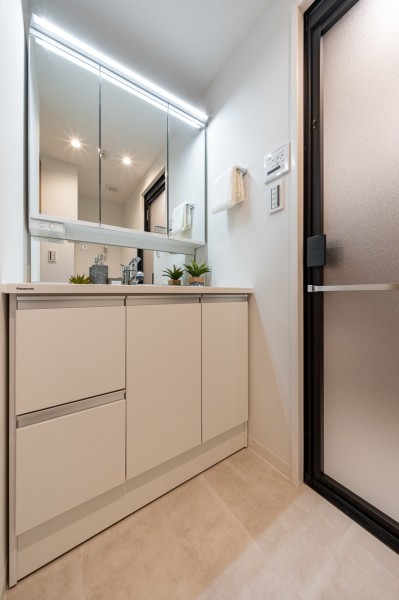 清潔感のあるホワイトでまとめたスタイリッシュな洗面化粧台です。豊富な収納に加えてミドルミラーが備わっており、小さなお子様でも鏡を見ながらのご利用が可能です。