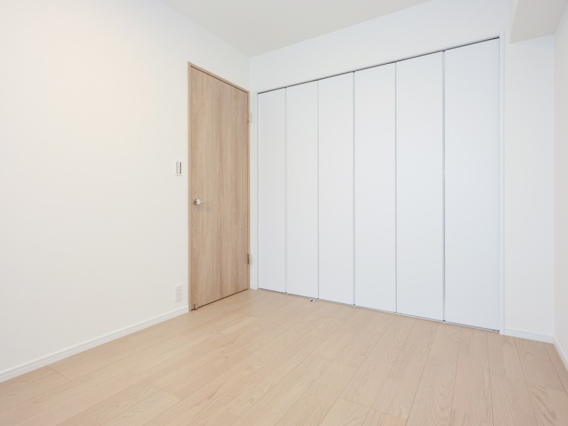 洋室1には、間口の広いクローゼットがあるのでたっぷり収納できそうです。