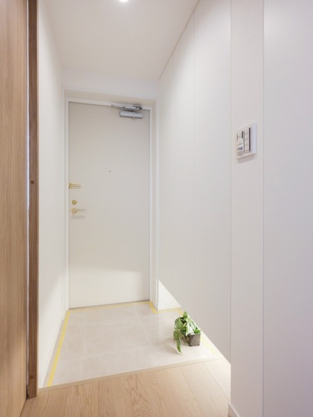 白を基調にした清潔感のある玄関です。フットライトからのびる光が足元を優しく包み込みます。天井までの高さがあるシューズボックスを備え付けたので、玄関をすっきり綺麗に保てます。