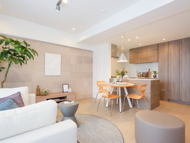 LDKには穏やかな時間が流れます。上質なフローリングに温もりを感じ、石調のエコカラットが気品溢れる空間を演出します。ピクチャーレールを設置したのでお気に入りのアートやグリーンを飾りインテリアを楽しめます