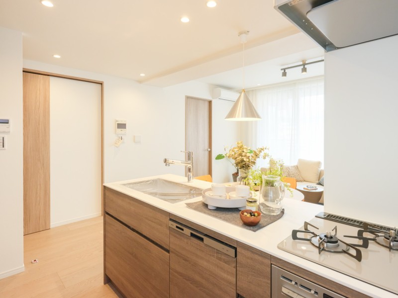 田中工藝製のオリジナルキッチンです。重厚感のある大人モダンな色味と美しい木目の面材はインテリアの一部のようでお部屋の雰囲気に溶け込みます。