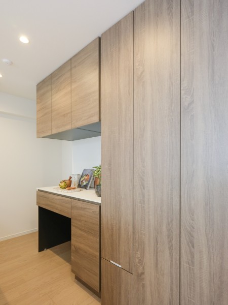 キッチン背面には、カップボードと豊富な収納を備え付けました。散らかりやすいキッチン周りも、スッキリとお使いいただけます。