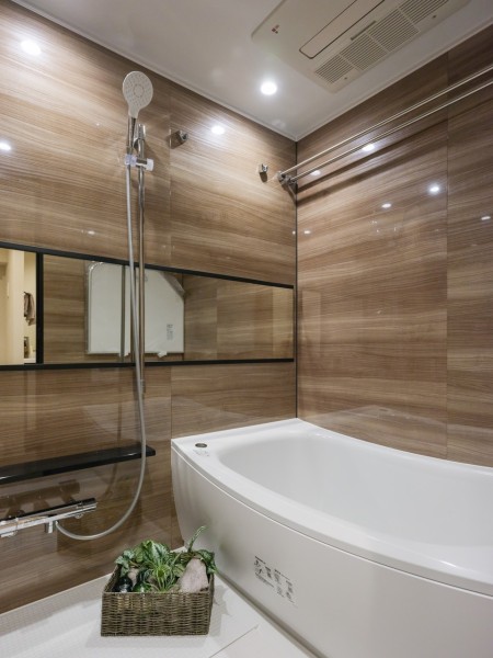 光沢のある木目調パネルが高級感を漂わせるバスルームです。暖房・涼風・換気・乾燥機能付きで1年中快適です。