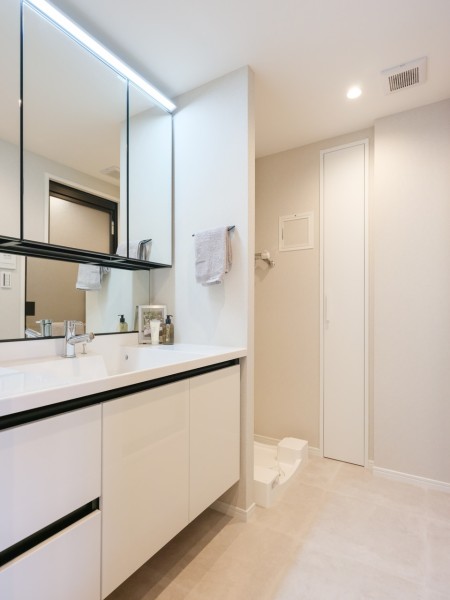 白を基調とした清潔感溢れるデザインの洗面化粧台です。三面鏡裏や足元の収納など使いやすさも兼ね備えています。