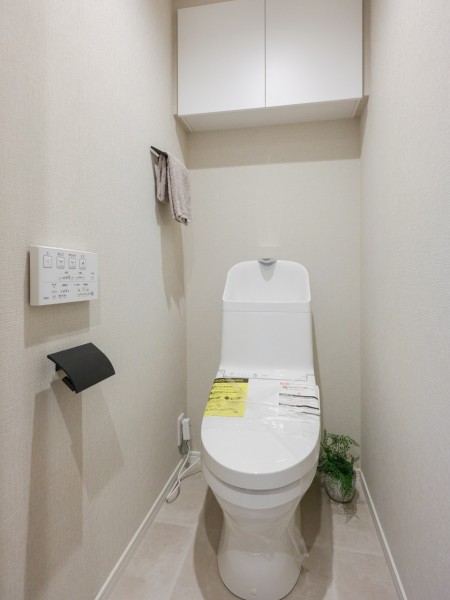 優れた節水効果や汚れが付きにくい便座など、ほしかった機能が揃ったウォシュレット一体型トイレです。上部には吊戸棚を備え付けました。