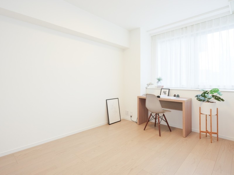 約6.7帖の洋室1です。南向きの窓からは、穏やかな自然光が入り、のびのびとお過ごしいただけるお部屋です。