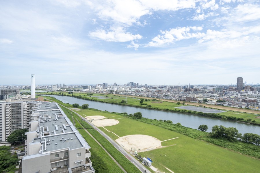 多摩川を見渡す開放的な眺望です。のびやかに広がる空と緑が日常になり、至福の時間に包まれる住まいです。