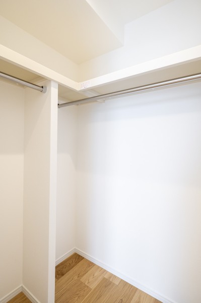 洋室1にはウォークインクローゼットがあります。荷物や衣類をたっぷり収納いただけます。