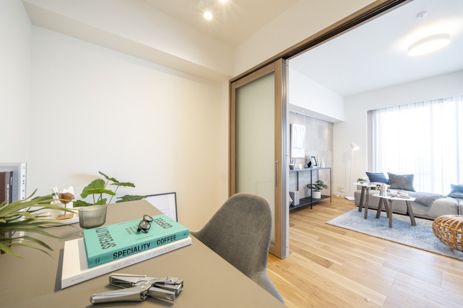  ⑫リビングと引き戸で隣接する洋室2です。普段は引き戸を開放し拡張リビングとして使ったり、来客時は引き戸を閉めてプライベート空間を隠したり、フレキシブルにお使いいただけます。