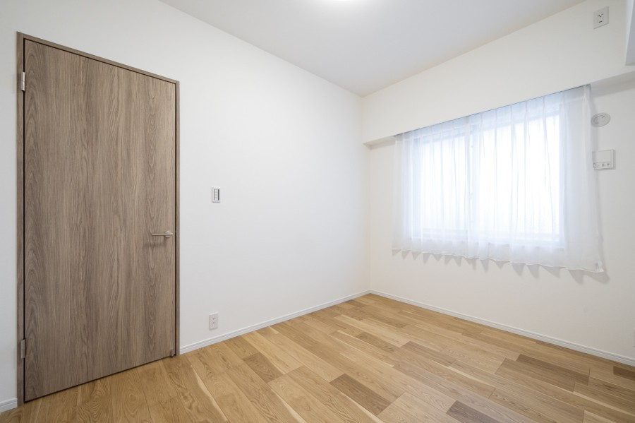 洋室3は、リビングから遠くプライベート性が高いお部屋です。北西きの窓から柔らかな日が差し込みます。