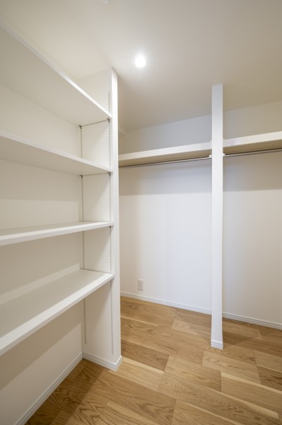 洋室3にも頼もしい収納力を誇るウォークインクローゼットを備え付けました。収納するものによって高さが調整できる可動棚もあり、かさばりやすいアウターやオフシーズンの家電など、たっぷり収納できそうです♪