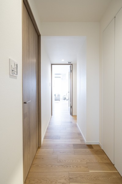 リビングからの光を取り込んだ明るい廊下スペースは家族の「おかえり」「ただいま」が行きかう心温まる空間です。