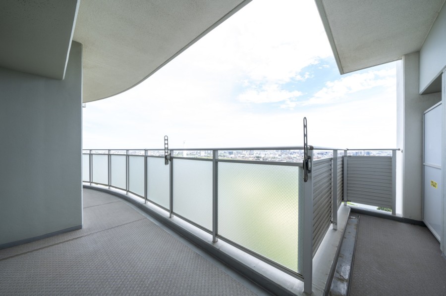 約29m²の広々バルコニーは、心地よい風を感じるリフレッシュスペースです。リビングから居室に穏やかな採光を届けます。