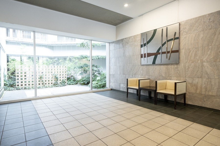 モダンで清潔感が溢れるエントランスです。お手入れが行き届いた綺麗な共用部が、安らぎに満ちた暮らしへ誘います。