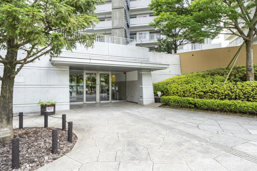 約19,000m²超の広大な敷地があります。2016年には共用部の大規模修繕工事も行っています。定期的に修繕工事を行なっている管理の行き届いたマンションです。