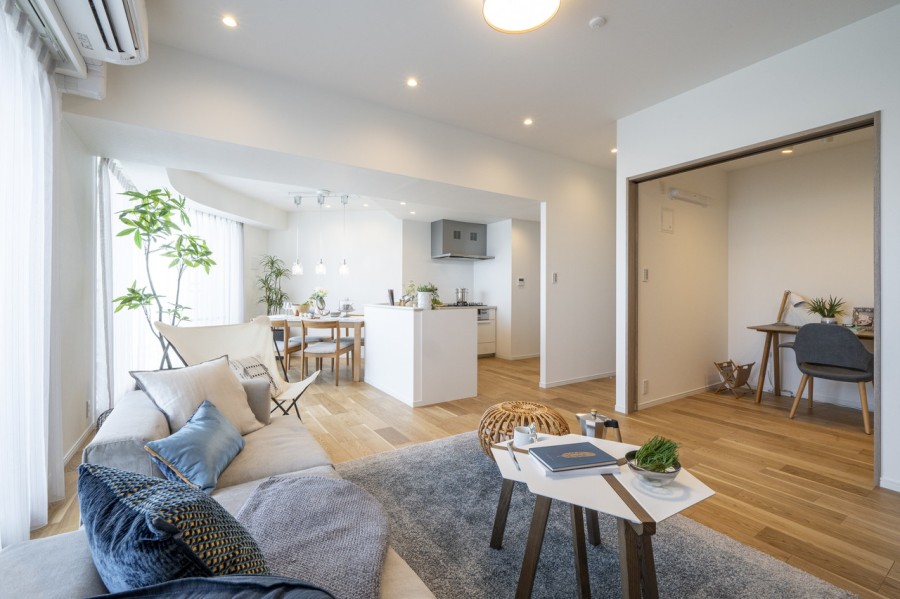 約20帖の開放感のあるリビングダイニングキッチンです。大きな窓から明るい自然光が降り注ぎ、彩り豊かな暮らしを演出します。