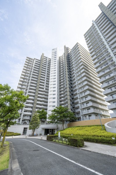 多摩川リバーサイドに佇む高層タワーレジデンス。4棟から構成され、充実の共用施設が揃う大規模マンションです。都心に近く自然を満喫できる立地です。