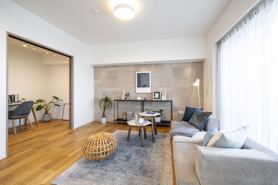 天然木ならではのぬくもりに、犬にやさしい滑りにくさをプラスしたフローリング材を採用しました。床暖房も敷設され、大切なペットも一緒に、ご家族みなさんが一年中快適にお過ごしいただけます。