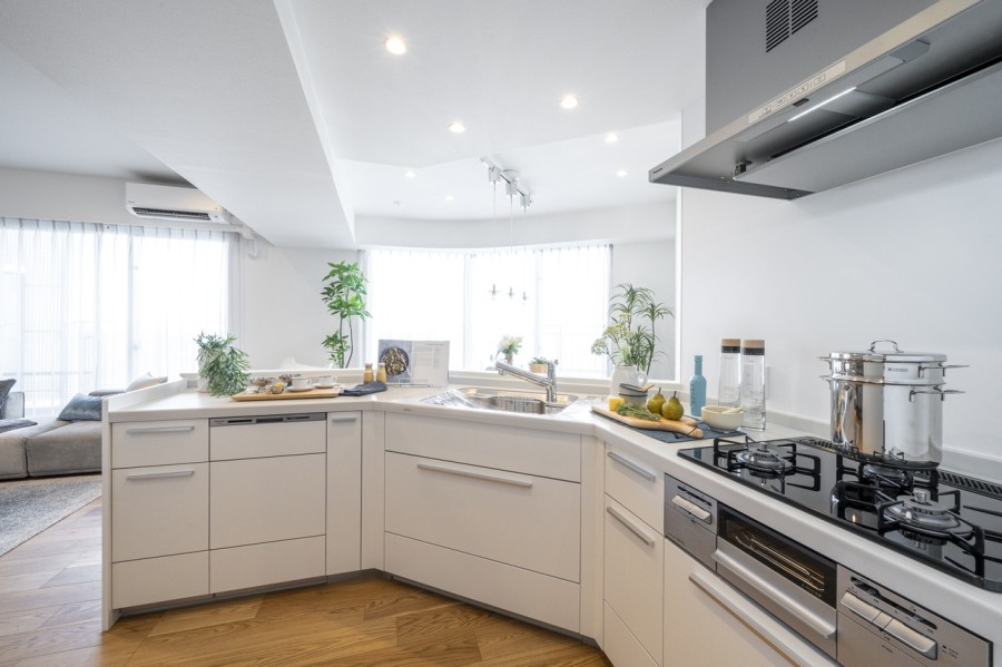 お部屋の雰囲気に溶け込む、インテリアの一部のような大型のオープンキッチンです。収納豊富で作業スペースもゆとりがあります。