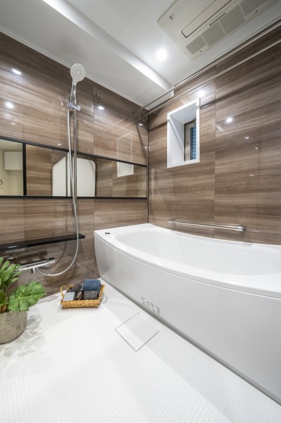 光沢のある木目調パネルが高級感を漂わせるバスルームです。暖房・涼風・換気・乾燥機能付きで1年中快適です。