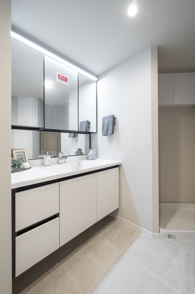 白を基調とした清潔感溢れるデザインの洗面化粧台です。三面鏡裏や足元の収納など使いやすさも兼ね備えています。