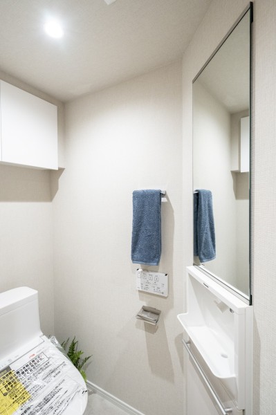 優れた節水効果や汚れが付きにくい便座など、ほしかった機能が揃ったウォシュレット一体型トイレです。手洗い場を備え付けました。毎日使う場所だからこそ、清潔感と使いやすさを考慮した空間です。