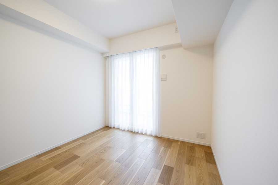 約6.7帖の洋室1です。バルコニーに接続する大きな窓から穏やかな自然光が入り、のびのびとお過ごしいただけるお部屋です。