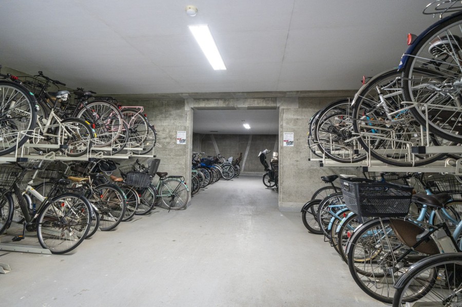 駐輪場は雨に濡れることなく出し入れできます。※空き状況は変化することがございますのであらかじめご了承ください