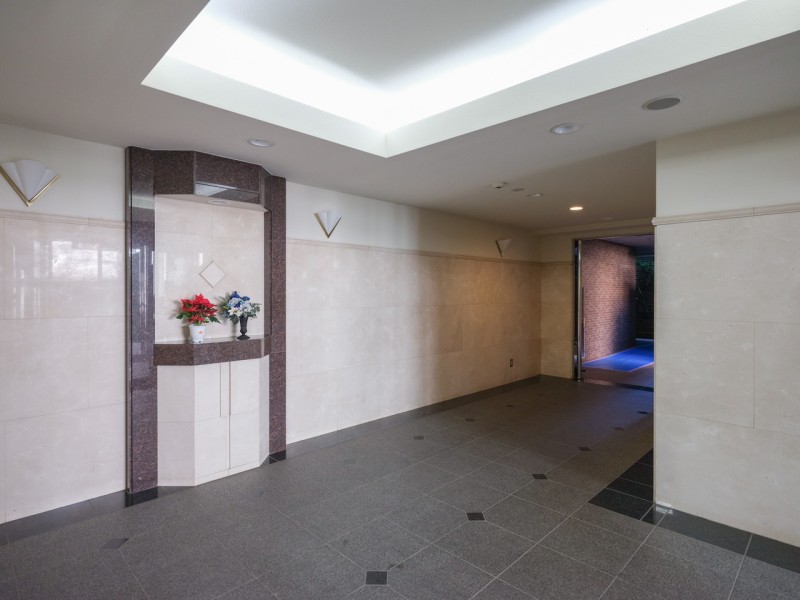 日勤の管理人さんによってお手入れが行き届いたエントランスホールです。共用部は定期的なメンテナンスで綺麗に保たれています。