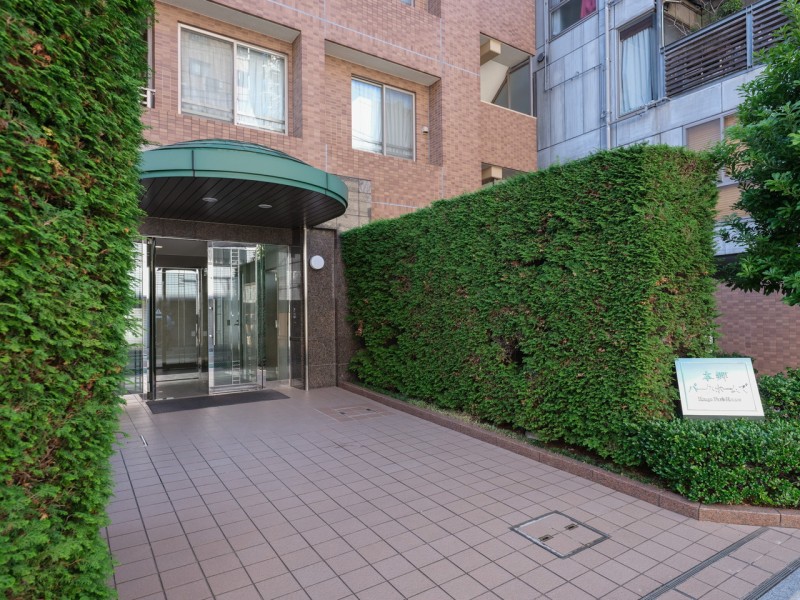 都心にありながら豊かな緑でいっぱいのエントランスです。心地の良い安らぎに満ちた暮らしへ誘います。