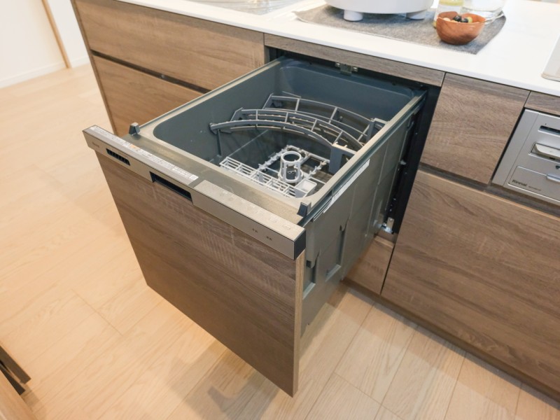 ◆食器洗浄乾燥機◆家事の時間を短縮できる優れもの。さらに節水・節約を同時に行うことができるので、大変人気があり重宝します。