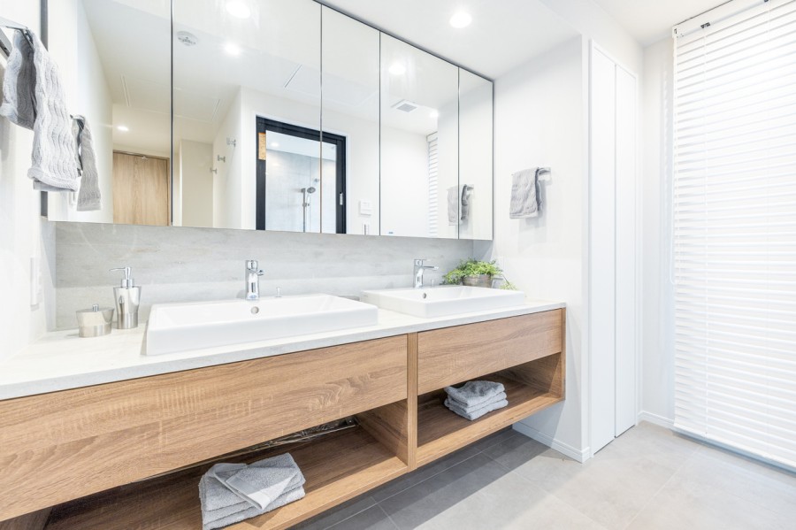 洗面化粧台にはまるでホテルのようなダブルボウルデザインを採用しました。ダブルボウルの大きな洗面台は大きな鏡で身だしなみも整えやすく、朝の慌ただしい時間帯も快適です。