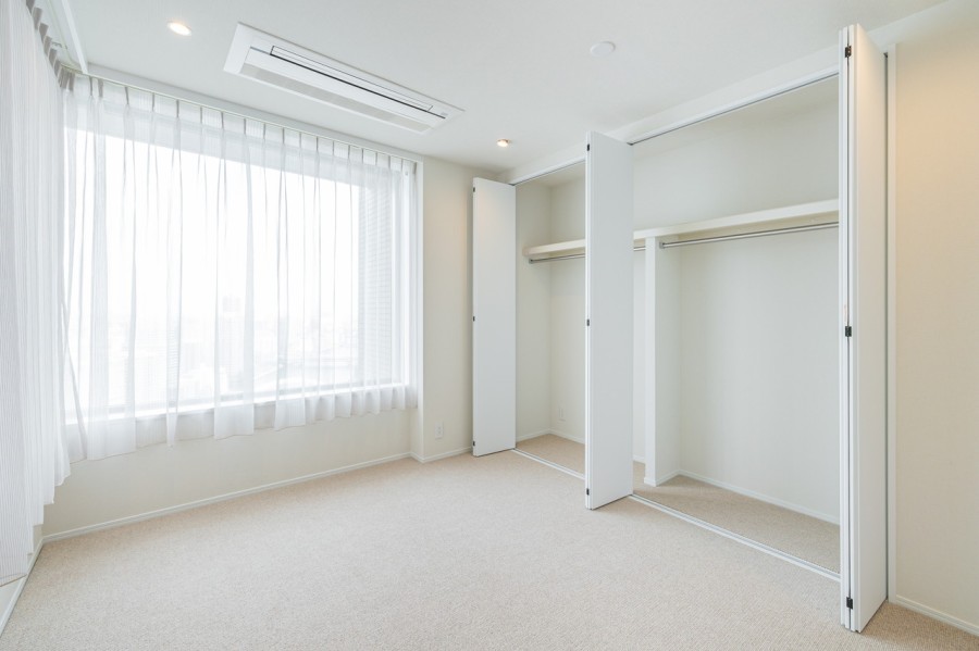 二面採光で開放的な洋室1です。間口の広いクローゼットを備え付けましたので、居室部分を広々とお使いいただけます