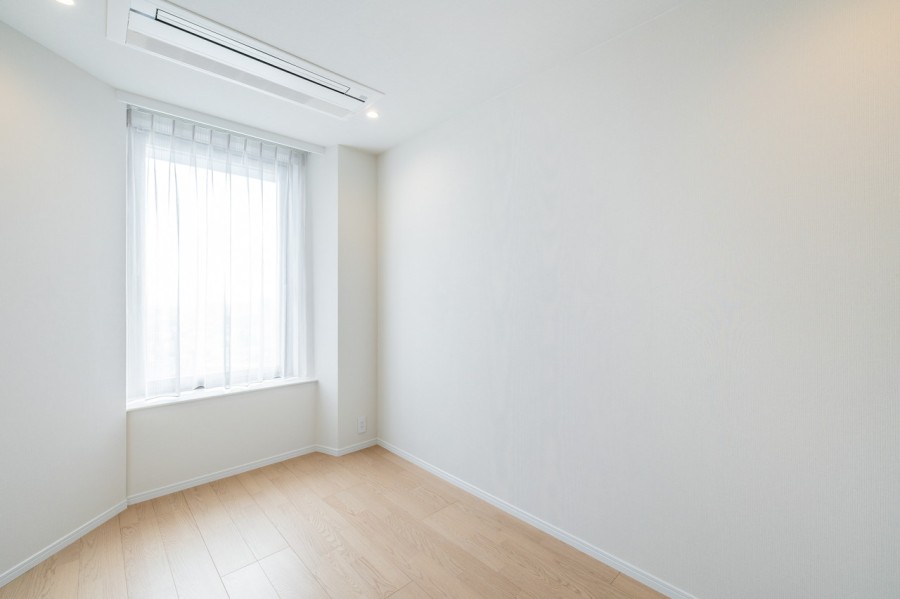 洋室2にも明るい自然光が注がれます。のびやかな空間の中で、ほっと一息つけるやすらぎの時間が流れます。