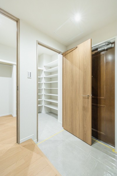 明るくゆとりあるシューズインクローゼット付きの玄関です。住まいの顔になる玄関は、大切なご家族の「ただいま」「おかえり」が行き交う心温まる空間です。