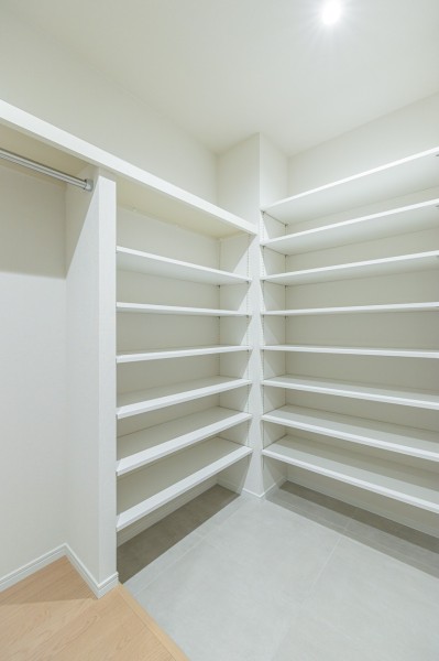 大容量なシューズインクローゼットが備え付けなので、毎日すっきりした玄関を保てます。