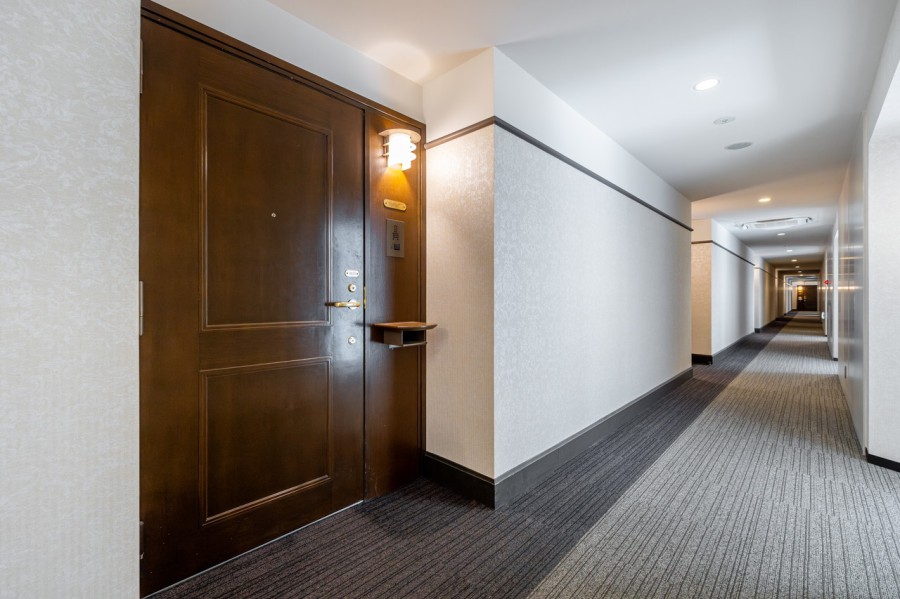 まるでホテルのような玄関扉が格調高い住まいであることを証明しています。各階にダストステーションが設置されているので、面倒なゴミ出しも快適です。